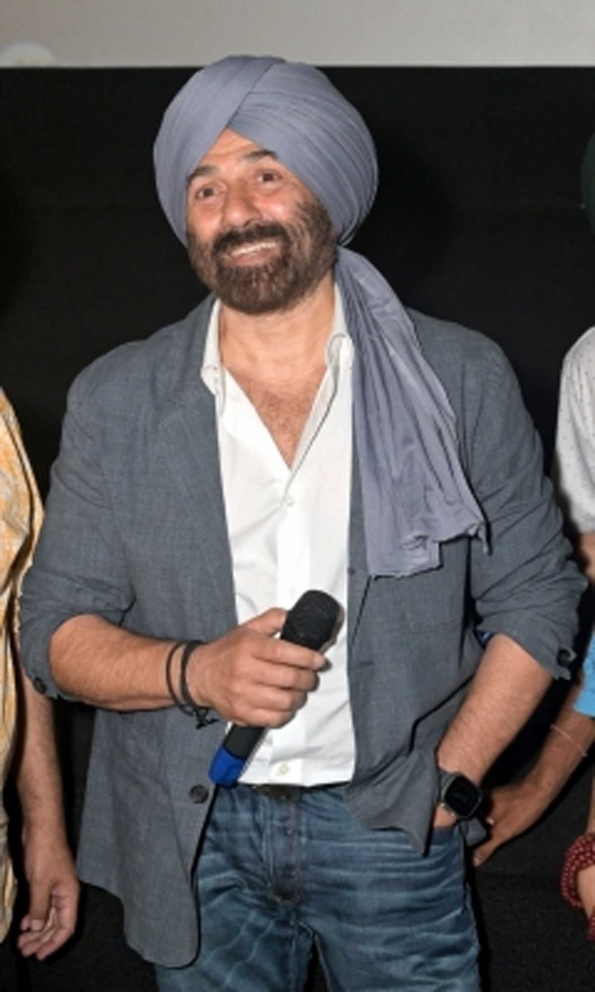 गदर 2 के प्रचार के लिए दिल्ली पहुंचे सनी देओल, फैंस से की मुलाकात